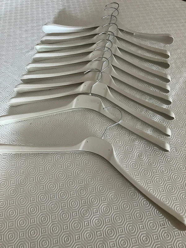 Set van 10 witte harde plastic kleerhangers – photo 5